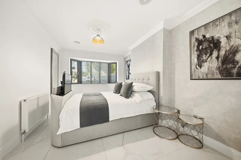 Double bedroom with grey feature wall