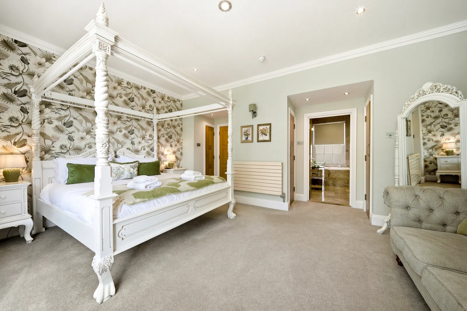 Southampton serviced accommodation four-poster bedroom with ensuite bathroom