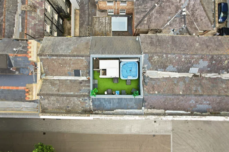 Overhead drone photograph of Southampton rooftop hot tub terrace
